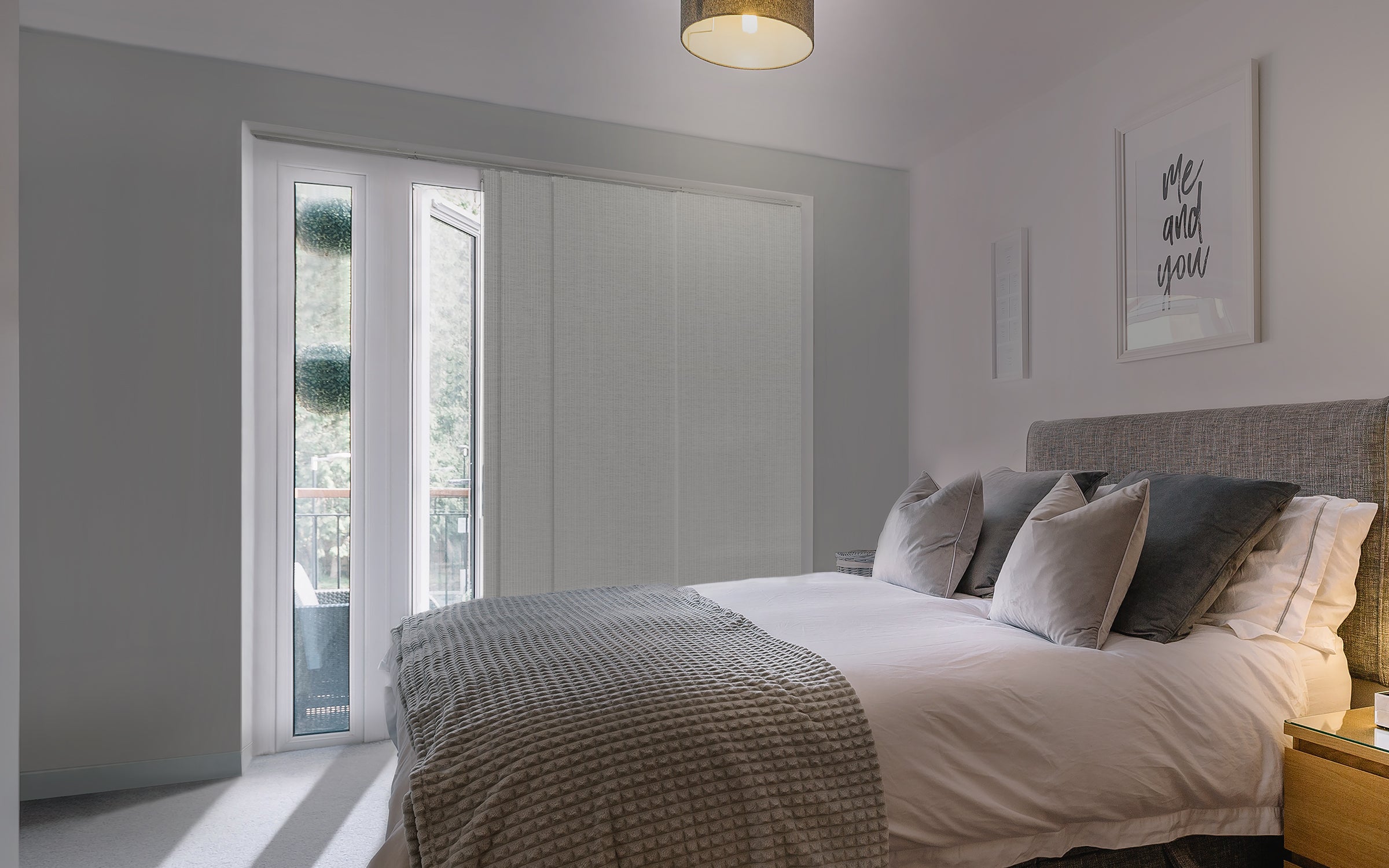 GoDear Design_Modern bedroom with a bed, nightstands, and a sliding glass door.
