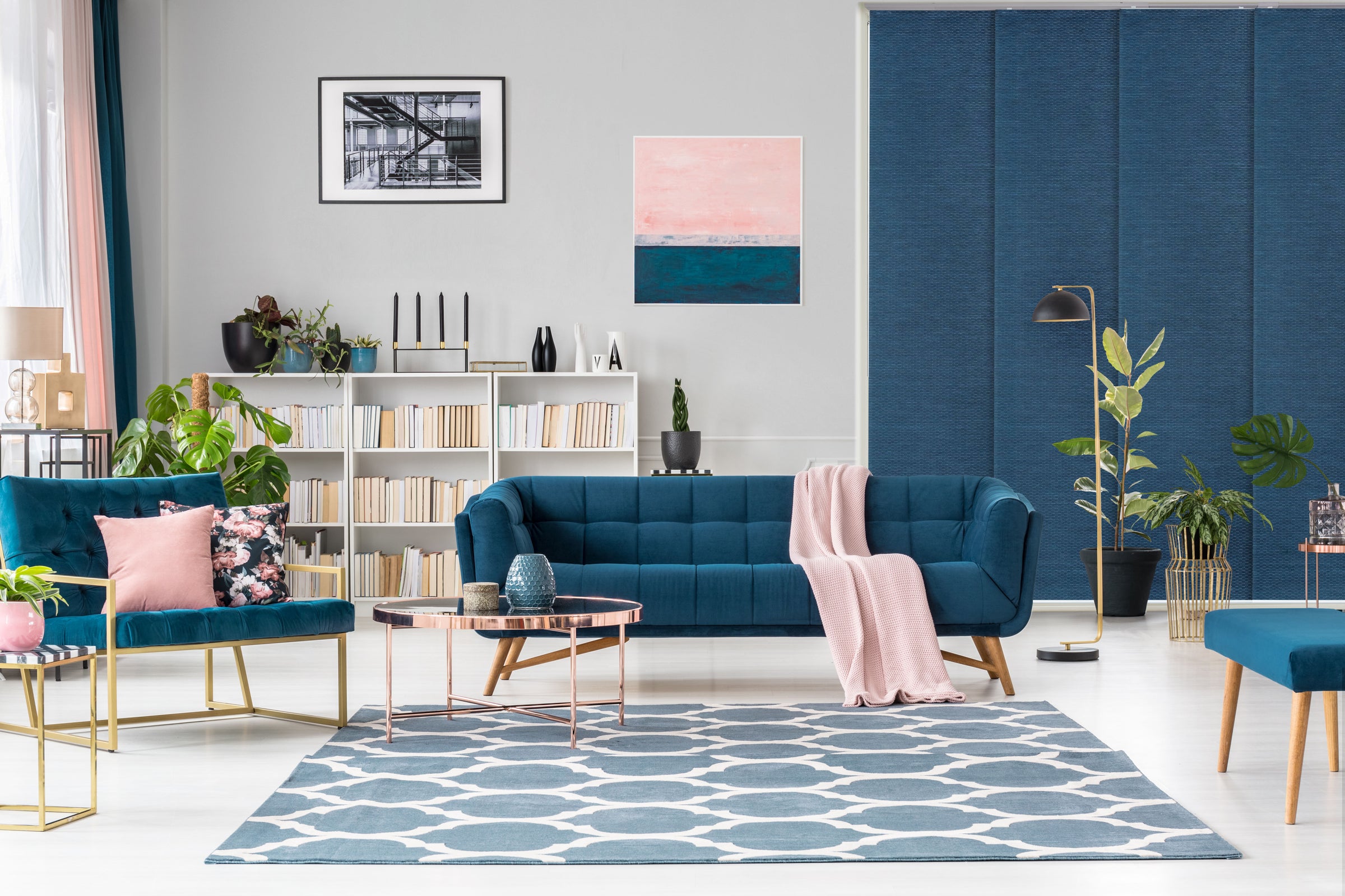 GoDear Design_Modern living room with blue sofa, pink accents, and geometric rug.