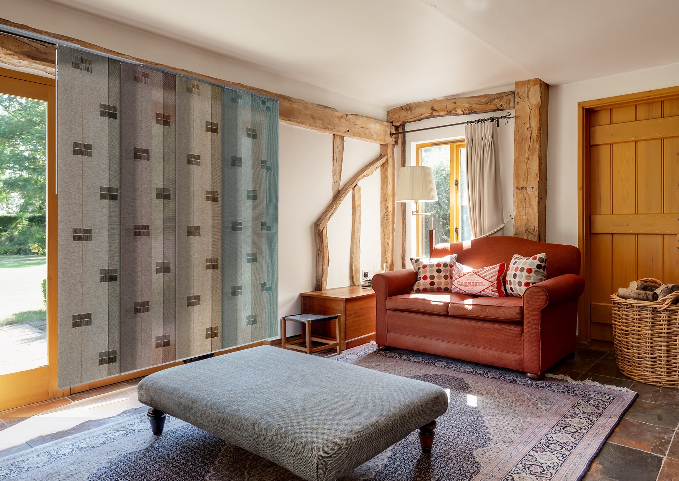 GoDear Design_Cozy living room with a brown sofa, ottoman, and patterned rug.